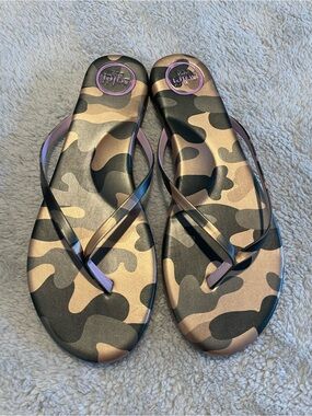 Solei Sea Women's Camo Flip Flop Sandals - 9
